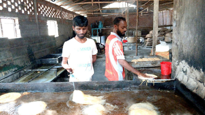 অস্বাস্থ্যকর পরিবেশে তৈরি হচ্ছে ভেজাল লাচ্ছা সেমাই