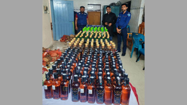 বাঞ্ছারামপুরে মদবোঝাই পিকআপ জব্দ, চালক পলাতক