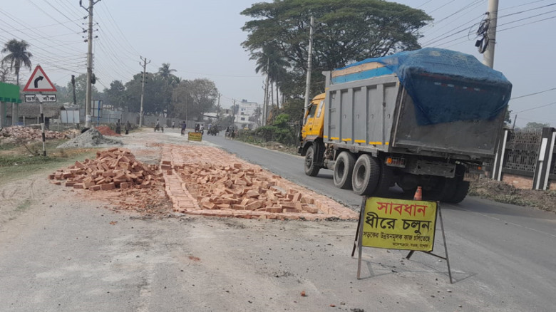 যশোরের দুই মহাসড়কে ধীরগতির যান চলাচল, বাড়ছে ভোগান্তি