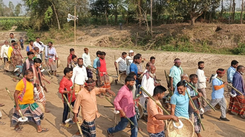 কাহারোলে খাল খননে প্রস্তুত শত শত শ্রমিক