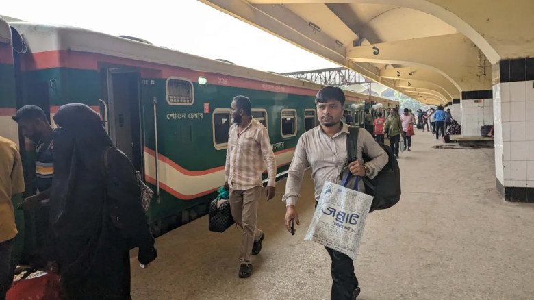 সময়মতো ট্রেন ছাড়ায় খুশি ঈদে ঘরমুখো মানুষ