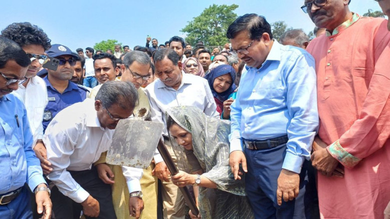 পাবনার পদ্মকোল খালে খননকাজের উদ্বোধন করলেন সমাজকল্যাণ প্রতিম