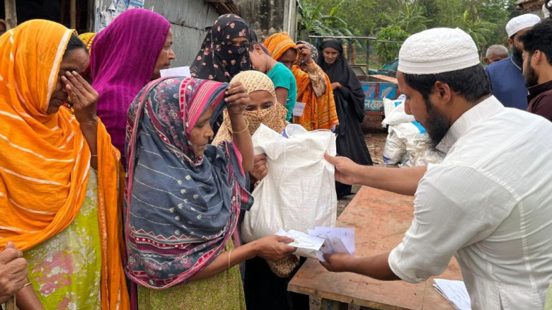 প্রবাসীদের উদ্যোগে নেত্রকোনায় দরিদ্রদের মাঝে ঈদ উপহার