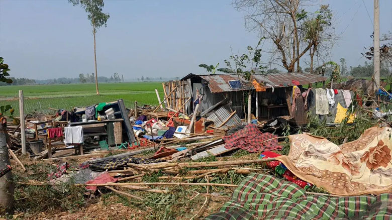 গাইবান্ধার গোবিন্দগঞ্জে আকস্মিক ঘূর্ণিঝড়ে দুই শতাধিক ঘরবাড়ি 