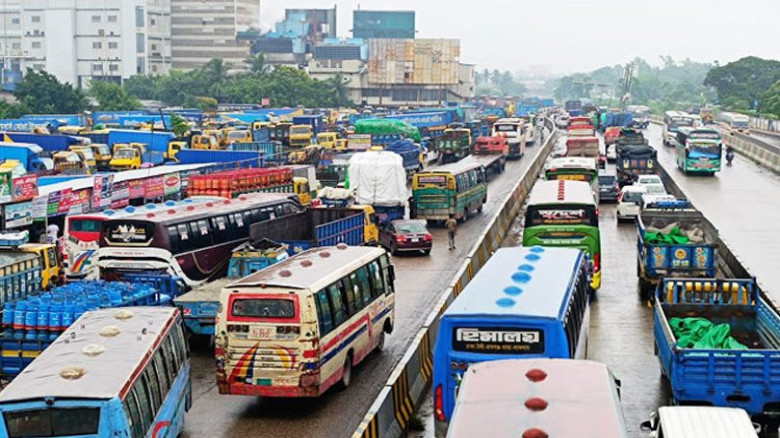 ঈদযাত্রার প্রথম দিনেই ঢাকা-চট্টগ্রাম মহাসড়কে বাড়ছে চাপ, স্বা