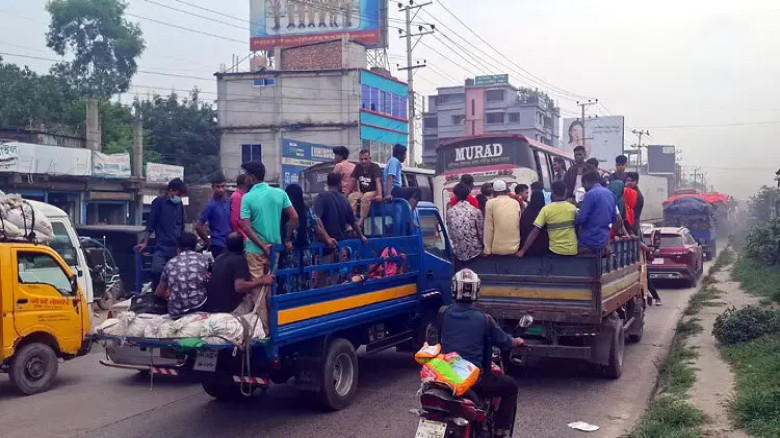 ঈদে বাস সংকট, বিকল্প হিসেবে ট্রাকে ফিরছেন যাত্রীরা