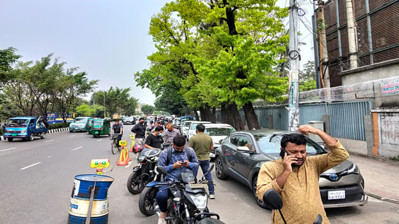 ছুটির মধ্যেও জ্বালানি নিতে ভিড়, পাম্পে গাড়ির সারি