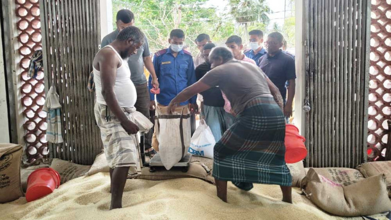 পিরোজপুরে ভিজিএফ চাল কম দেওয়ার অভিযোগে ক্ষোভ