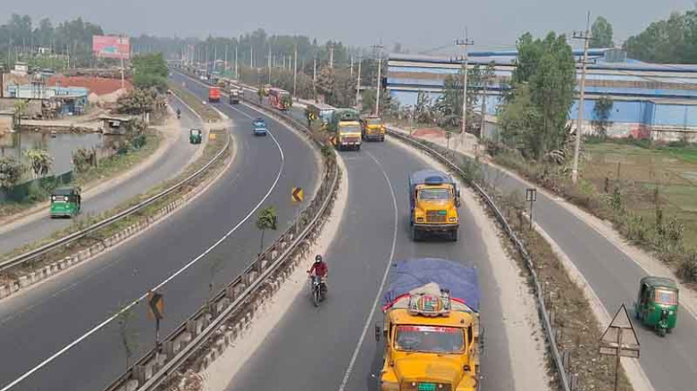 ঈদযাত্রায় ঢাকা-টাঙ্গাইল মহাসড়কে যানবাহনের চাপ, তবুও স্বাভাবি
