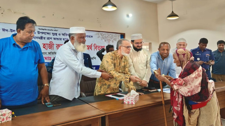 প্রধানমন্ত্রীর উদ্যোগে কুলাউড়ায় ঈদ উপহার বিতরণ কার্যক্রম