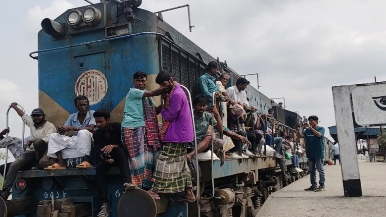 নকশিকাঁথা কমিউটার ট্রেনে তিল ধারণের ঠাঁই নেই, ঝুঁকি নিয়ে যাত