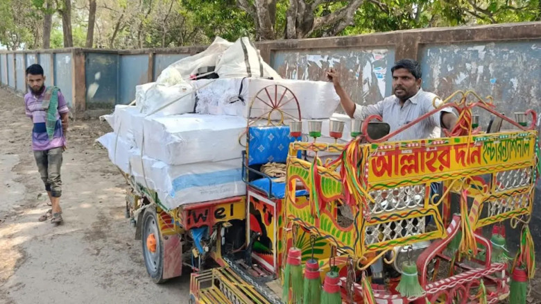 শিক্ষার্থীদের বই পাচারকালে আটক, শিক্ষা অফিস কর্মচারী অভিযুক্