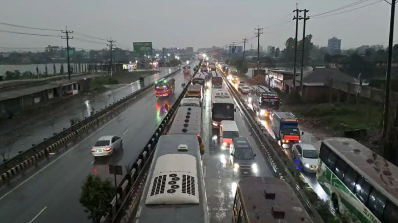ঈদযাত্রায় ভোগান্তি: গাজীপুরে থেমে আছে মহাসড়ক