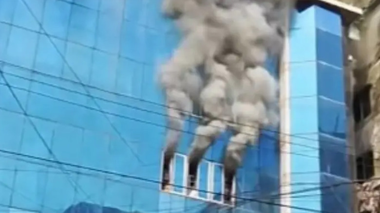 চট্টগ্রামে বহুতল মার্কেটে ভয়াবহ আগুন, এক ঘণ্টায় নিয়ন্ত্রণে