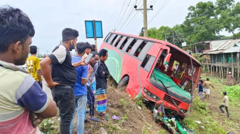 ভালুকায় চতুর্মুখী দুর্ঘটনায় নারীসহ ২ জন নিহত, আহত ৩০