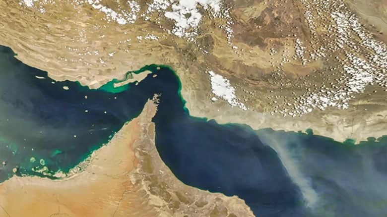 যুদ্ধের প্রভাবে হরমুজ প্রণালিতে জাহাজ চলাচল প্রায় অচল, বিশ্ব