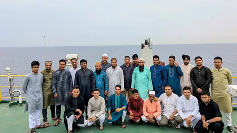 উপসাগরে আটকে থাকা জাহাজেই ঈদের নামাজ পড়লেন বাংলাদেশি নাবিকরা