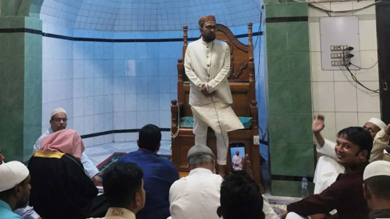 জবিতে ঈদের প্রধান জামাতে ইমামতি করলেন উপাচার্য