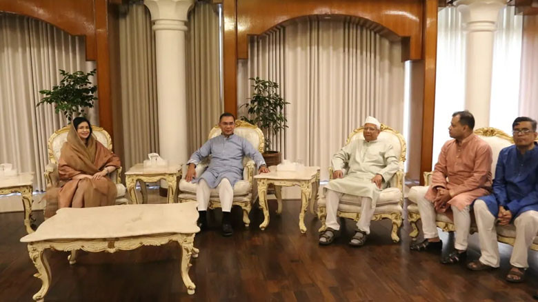 প্রধানমন্ত্রীর সঙ্গে ড. ইউনূসের ঈদ শুভেচ্ছা বিনিময়