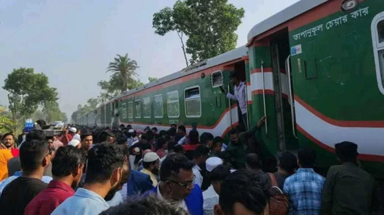 আটকে চট্টগ্রামমুখী রেল চলাচল