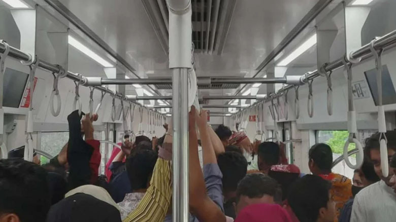 ঈদের দ্বিতীয় দিনে মেট্রোরেলে তীব্র যাত্রী চাপ