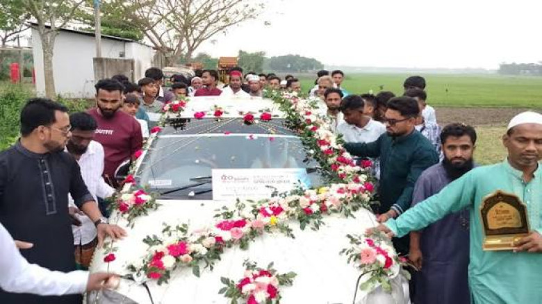 ৫০ বছরের ইমামতির স্বীকৃতি, ফুলসজ্জিত গাড়িতে বিদায় ইমামের