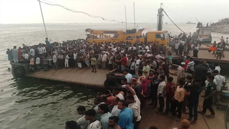 রাজবাড়ীতে বাস উল্টে পদ্মা নদীতে, ৪ জনের মরদেহ উদ্ধার, ৪৫ নি