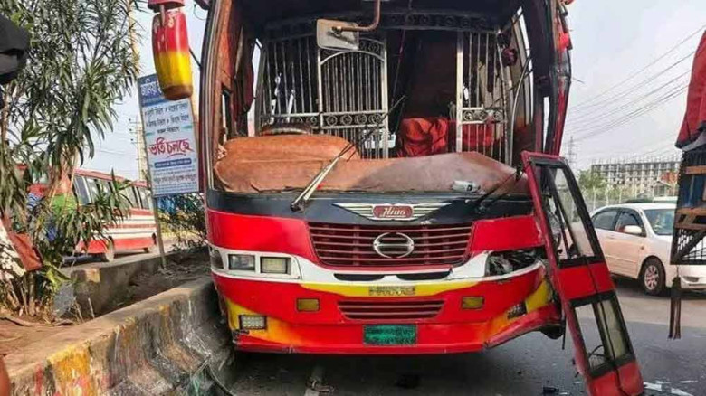 রাস্তা পার হতে গিয়ে বাসের ধাক্কায় প্রাণ গেল নারীর
