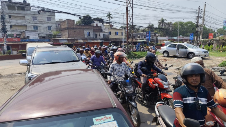 খুলনায় পেট্রল পাম্পে দীর্ঘ লাইন, মিলছে না তেল