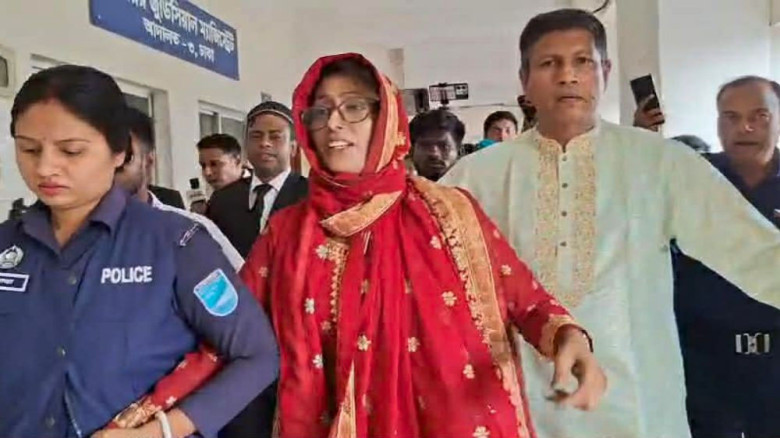 সাভারের জাতীয় স্মৃতিসৌধে ফুল দিতে গিয়ে মডেল ও রফিকুলের রিমান