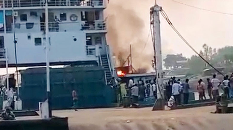 এবার পাটুরিয়ায় মাঝনদীতে ফেরিতে আগুন, আতঙ্কে যাত্রীরা