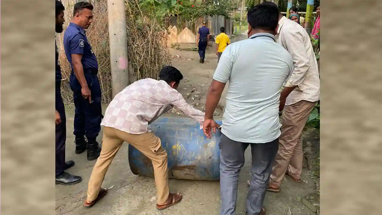 বিএনপি নেতার গোয়ালঘরে ড্রামভর্তি পেট্রোল উদ্ধার