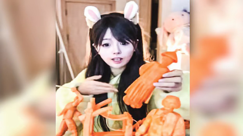 দাঁত দিয়ে গাজরে ভাস্কর্য বানিয়ে তাক লাগালেন চীনা তরুণী