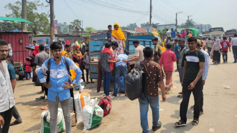 সিরাজগঞ্জে ঢাকাগামী যাত্রীদের ভিড়, অতিরিক্ত ভাড়া নেওয়ার অভিয