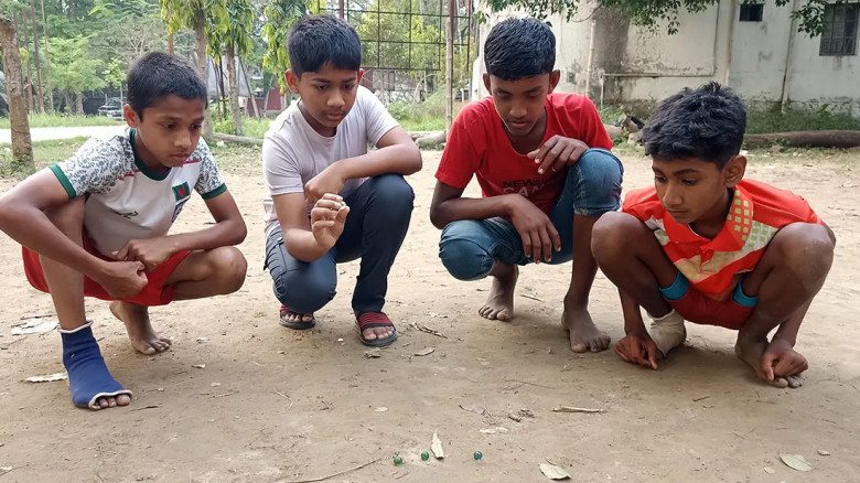 প্রযুক্তির ছোঁয়ায় হারিয়ে যাচ্ছে গ্রামীণ খেলা মার্বেল