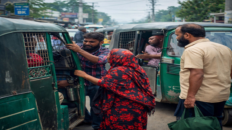 ঈদের বাড়তি ভাড়া এখনো বহাল, চাপে যাত্রীরা