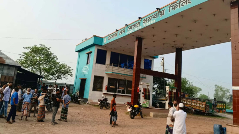 জব্দ পেট্রোল নিয়ে বিতর্ক, বিক্রির টাকা কোষাগারে জমা—ইউএনওকে 