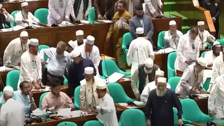 গণভোট ইস্যুতে সংসদ থেকে বিরোধীদলের ওয়াকআউট