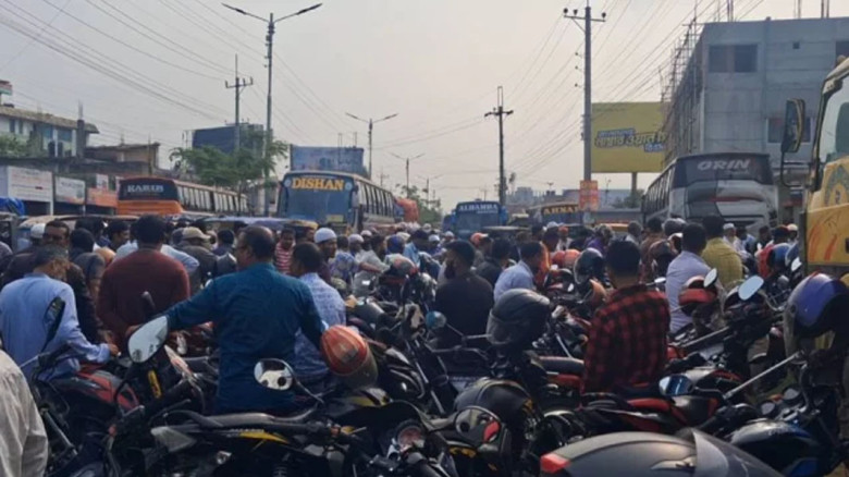 তেল না পেয়ে মহাসড়ক অবরোধ, দুই দফায় উত্তেজনা ঠাকুরগাঁওয়ে