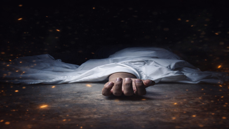 নোয়াখালীতে চলন্ত বাস থেকে ছিটকে যুবকের মৃত্যু