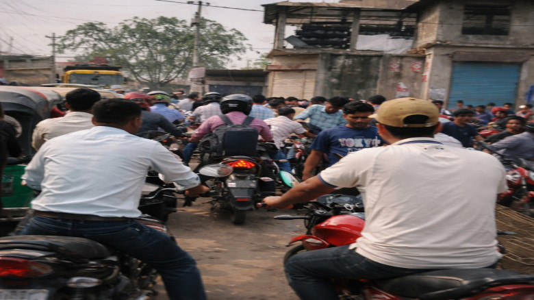 ৫০০ টাকার তেলের খবরে পাম্পে ভিড়, বুড়িচংয়ে তীব্র যানজট
