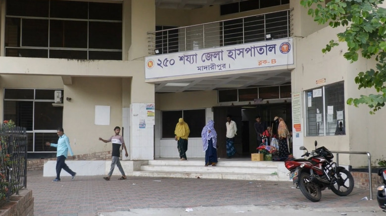 মাদারীপুরে দুই পক্ষের সংঘর্ষে ককটেল বিস্ফোরণ, আহত ৬