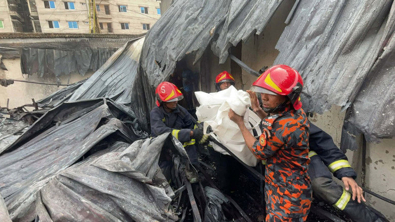 রাজধানীতে ভয়াবহ অগ্নিকাণ্ড: পুড়ে নিহত ৪, লাইটার কারখানায় মর্