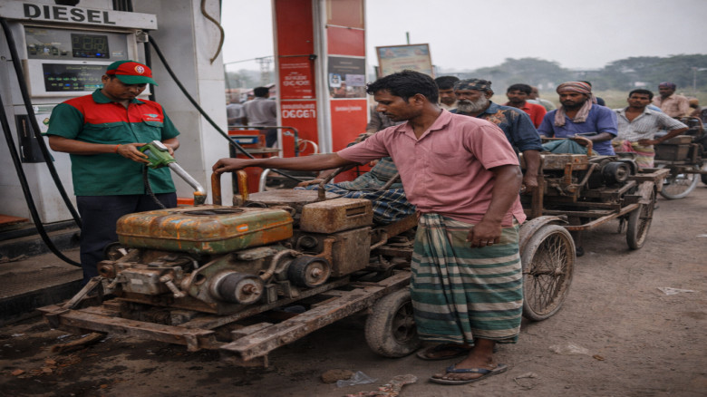 শ্যালো মেশিন নিয়ে ডিজেল সংগ্রহ করছেন রংপুরের কৃষকরা