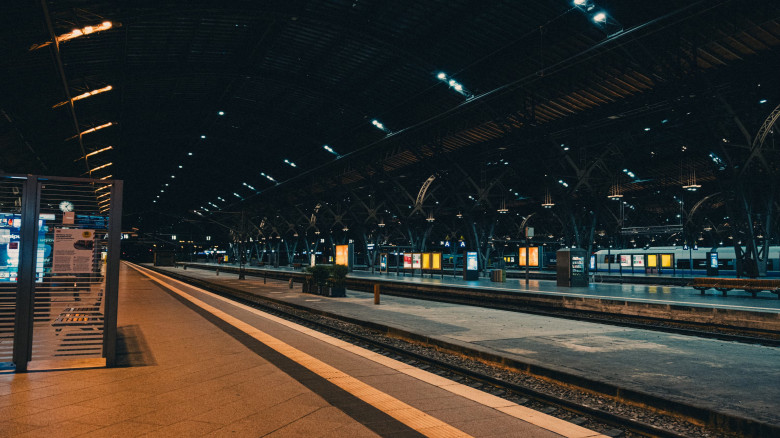 ইরানিদের ট্রেনে ভ্রমণ এড়িয়ে চলার ‘জরুরি সতর্কবার্তা’ দিলো ইস