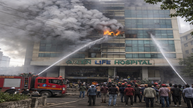 গ্রিন রোডের গ্রিন লাইফ হাসপাতালে আগুন