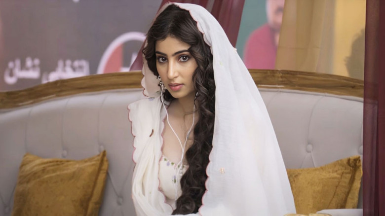 ধুরন্ধরের সাফল্যে মধুবালার বায়োপিকে সারা অর্জুন?