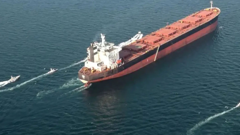 হরমুজ প্রণালিতে টোল রিয়ালে নেওয়ার পরিকল্পনা ইরানের