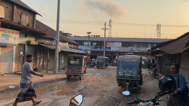 দুই গ্রামের দ্বন্দ্বে বিপর্যস্ত ব্যবসা, খুলতে পারছেন না দোকা