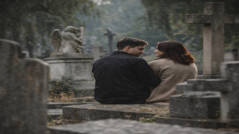 কফিশপ নয়, কবরস্থানে ডেটিং করছে জেন-জি